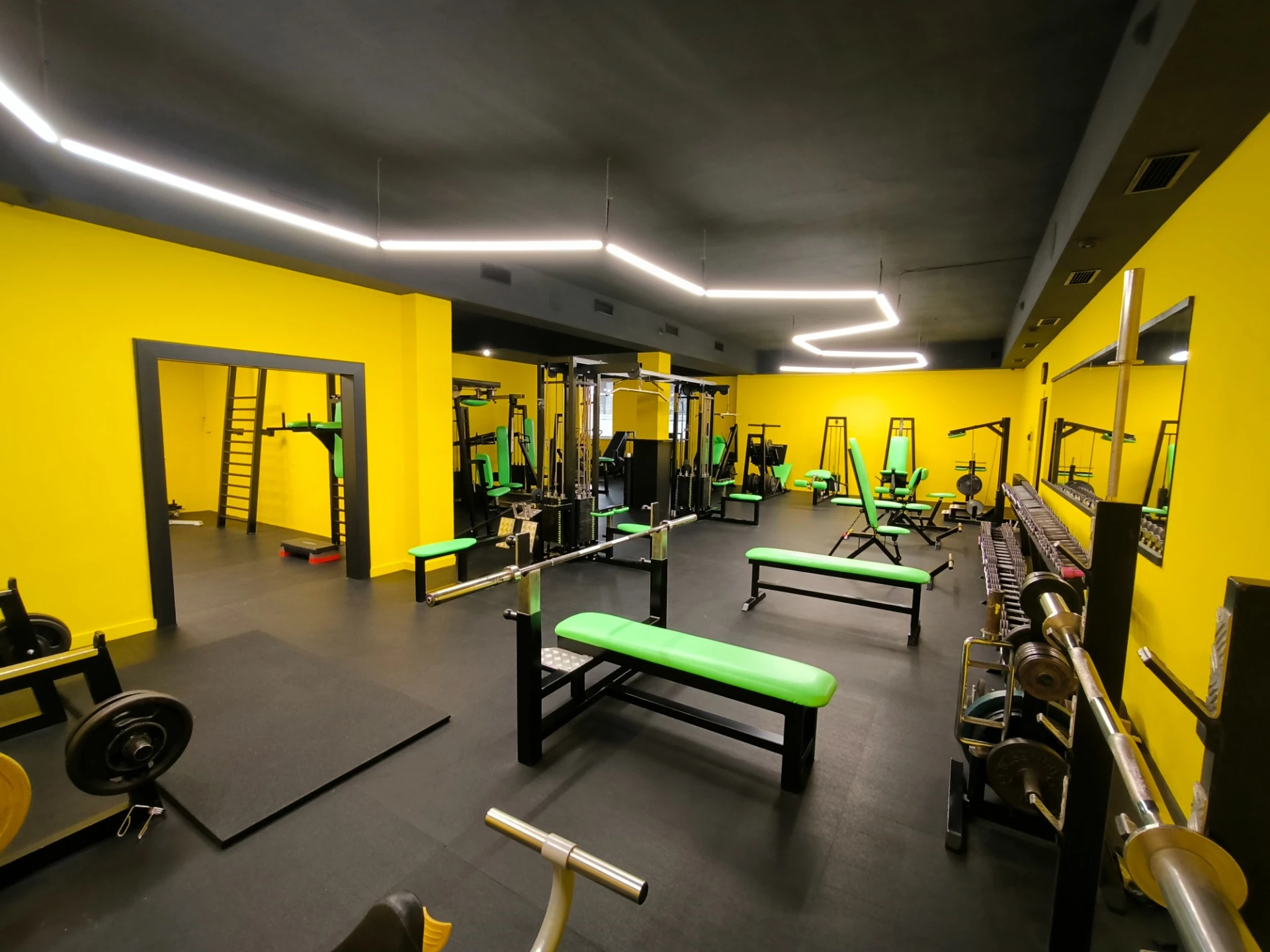 Volné váhy a lavičky v Uran Gymu